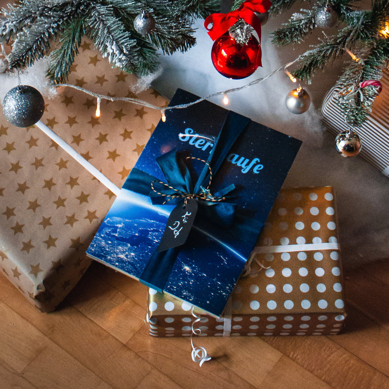 Sterntaufe unter Weihnachtsbaum als Geschenk